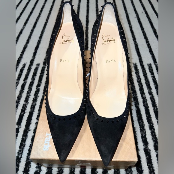 Classic pump with edgy punk twist! Gunmetal spike embellishments w/ 85 mm heel! - Picture 5 of 6